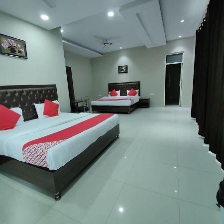 Hotel Kailash Mansarovar And Banquet Hall 巴雷利 外观 照片