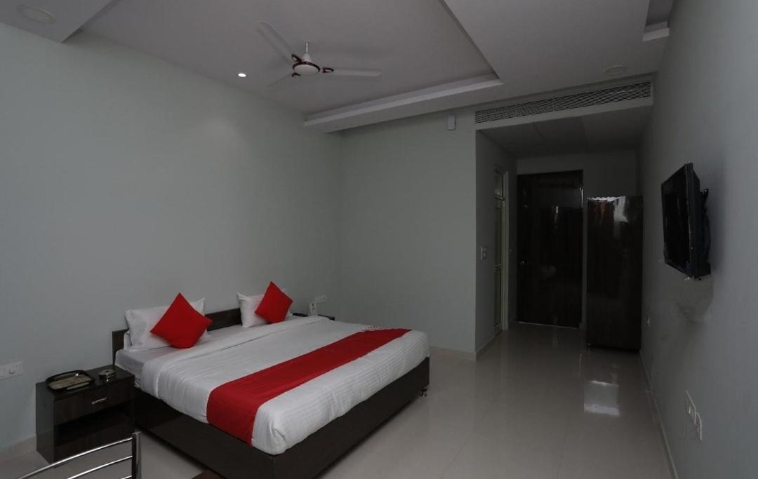 Hotel Kailash Mansarovar And Banquet Hall 巴雷利 外观 照片