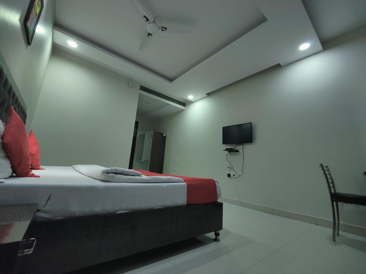 Hotel Kailash Mansarovar And Banquet Hall 巴雷利 外观 照片